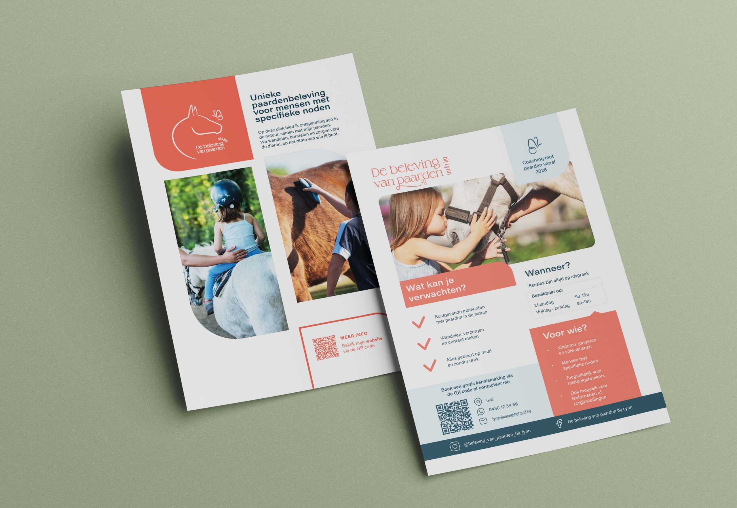 Twee flyers van De beleving van paarden bij Lynn op een groene achtergrond.
