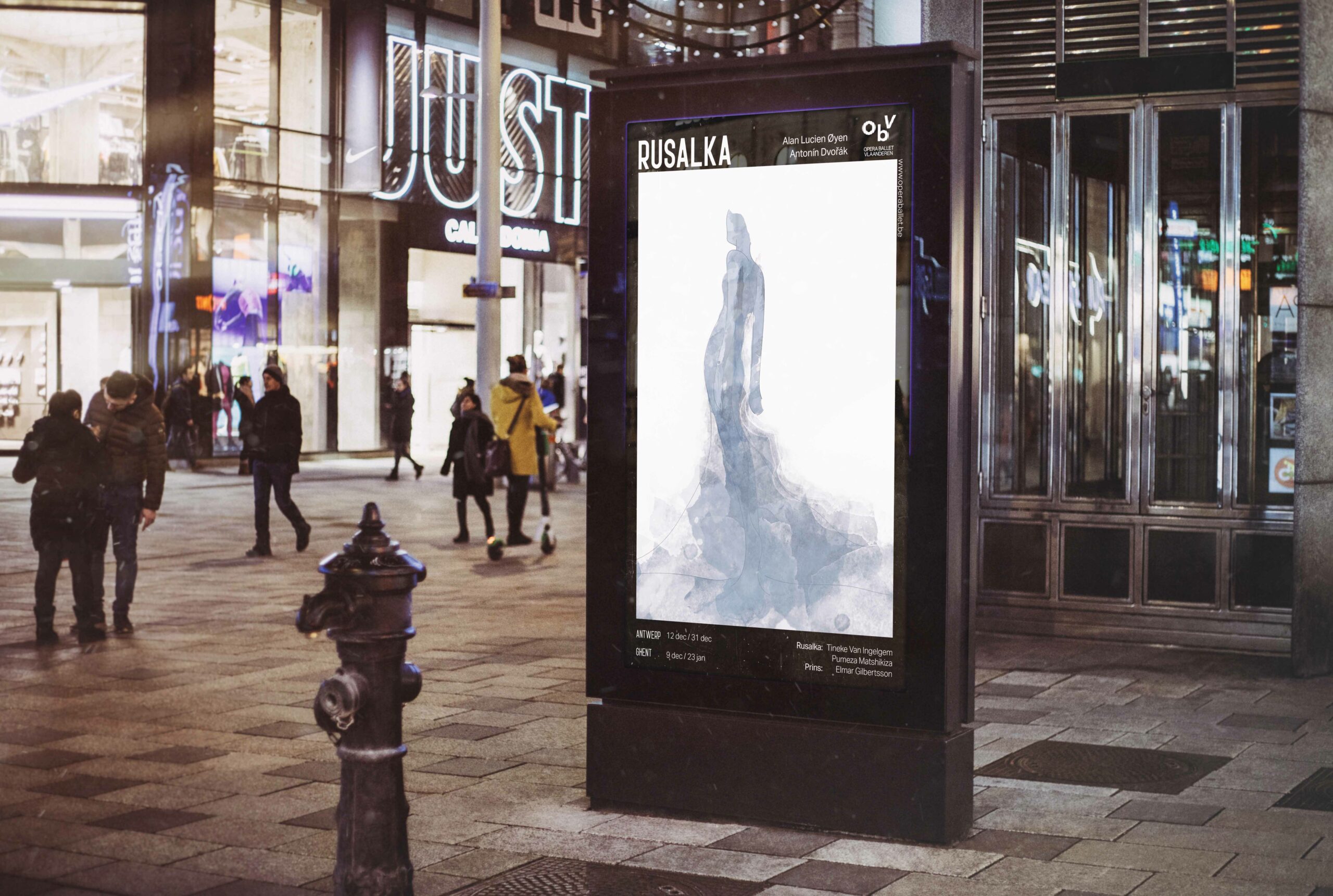 Mockup van een affiche voor Rusalka, getoond op een digitaal scherm in een winkelstraat.