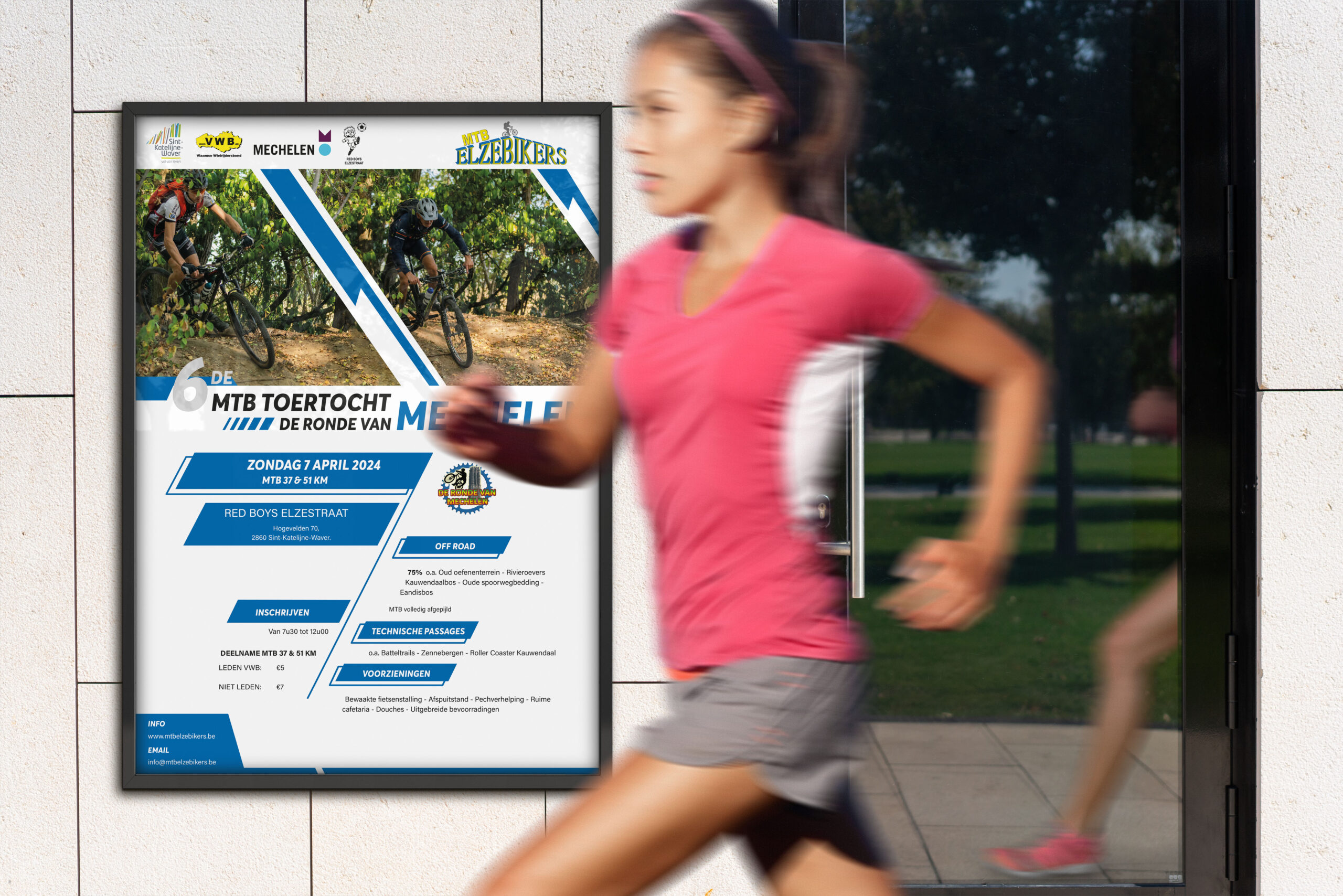 Mockup van de affiche MTB Toertocht Mechelen in een vitrine op straat, met een hardloopster die voorbij rent.