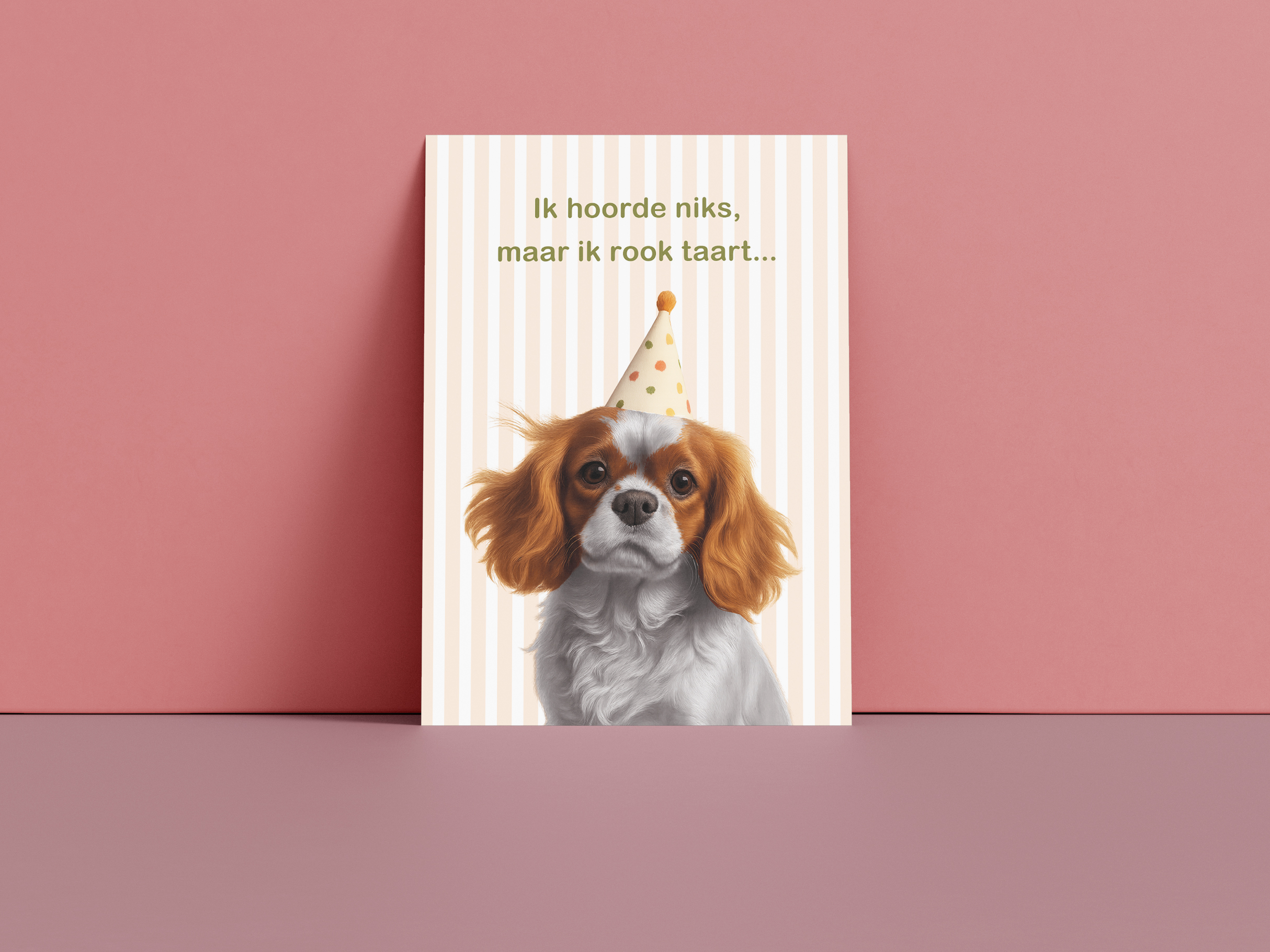 Wenskaart met de tekst 'Ik hoorde niks, maar ik rook taart' en een hondje met een feestmuts.