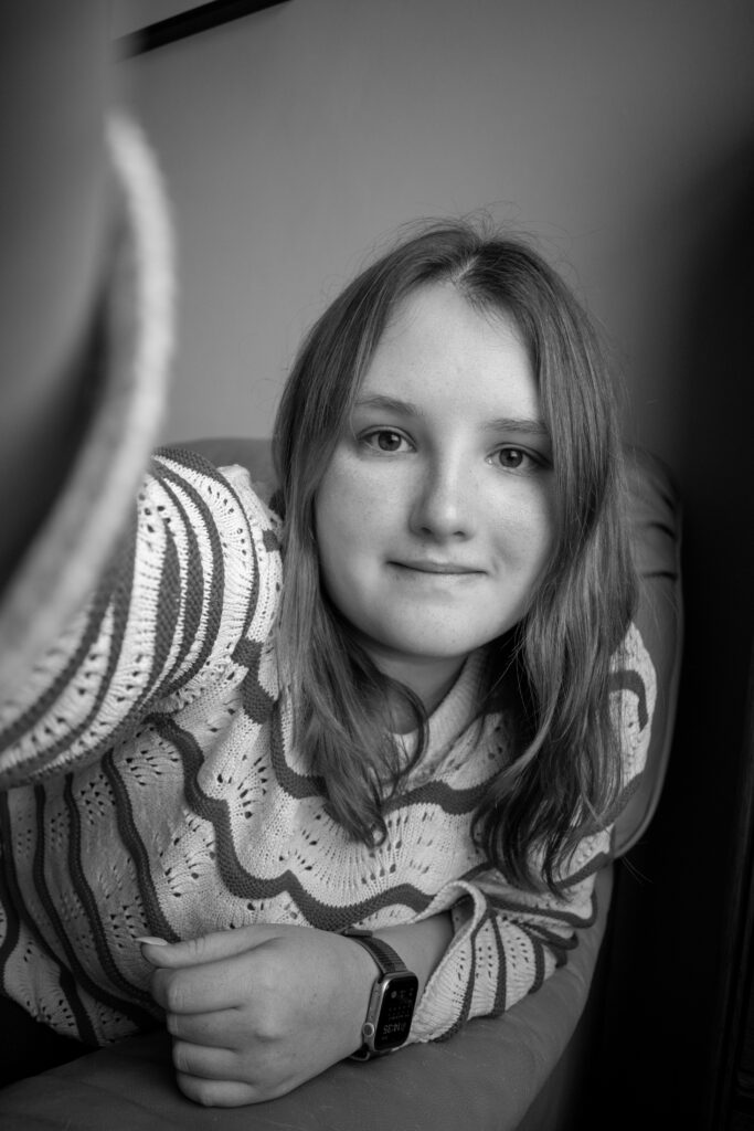 Zwart-wit portret van Sarah, met een gestreepte trui.