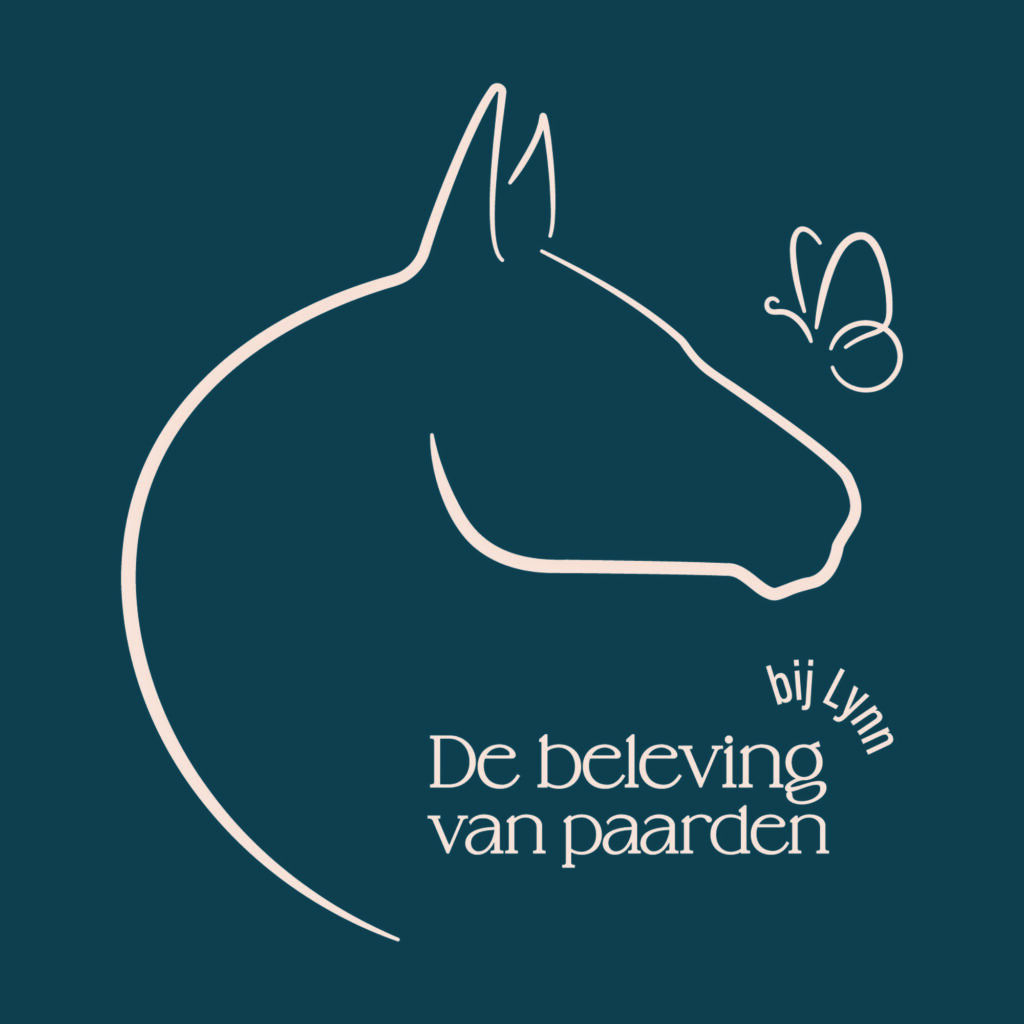Logo van De beleving van paarden bij Lynn, met een lijntekening van een paardenhoofd en vlinder op een donkerblauwe achtergrond.
