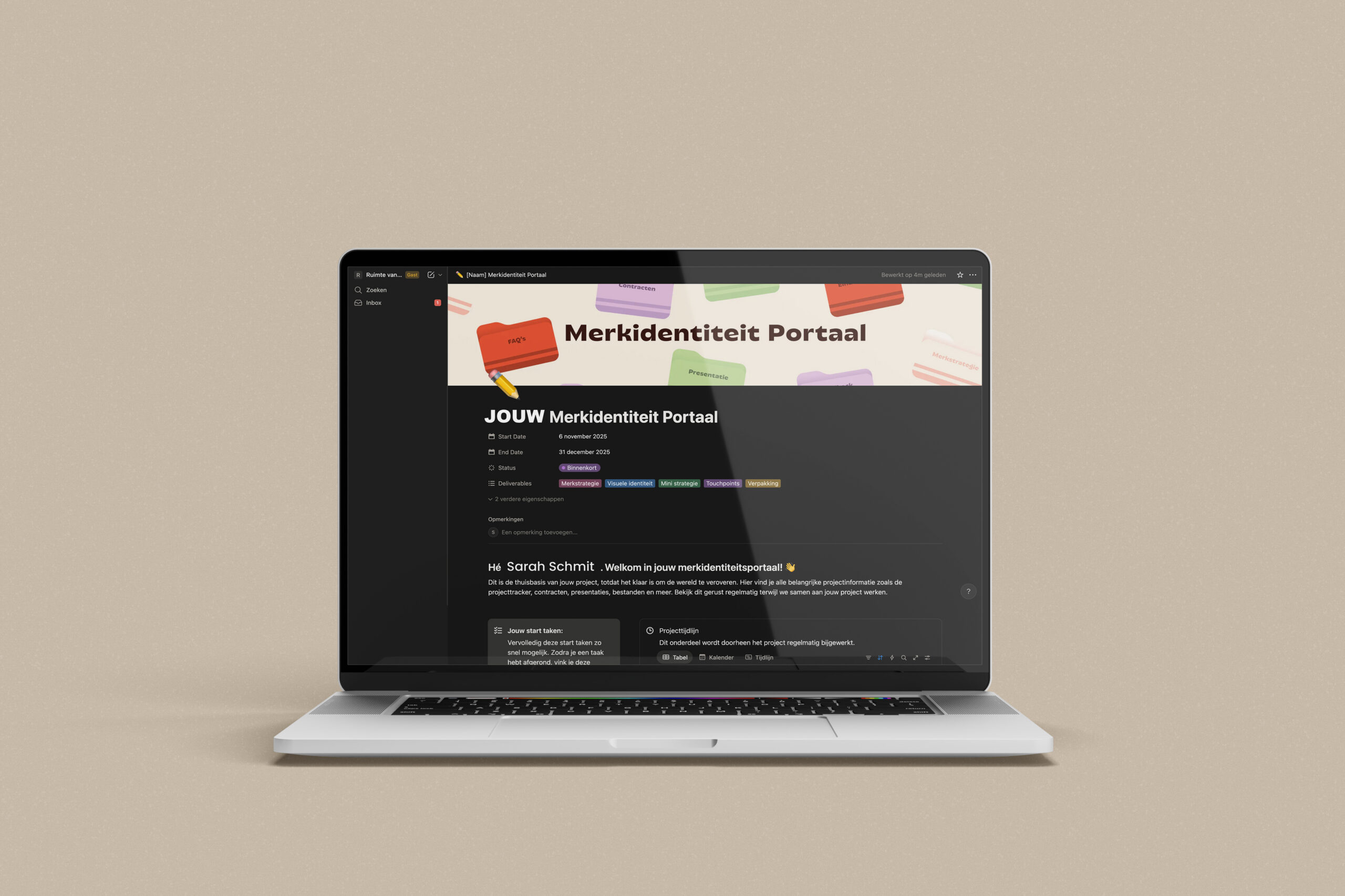 Laptop met een detailpagina uit het merkidentiteitsportaal van Studio Katsjoe, met projectinfo en een welkomstbericht.