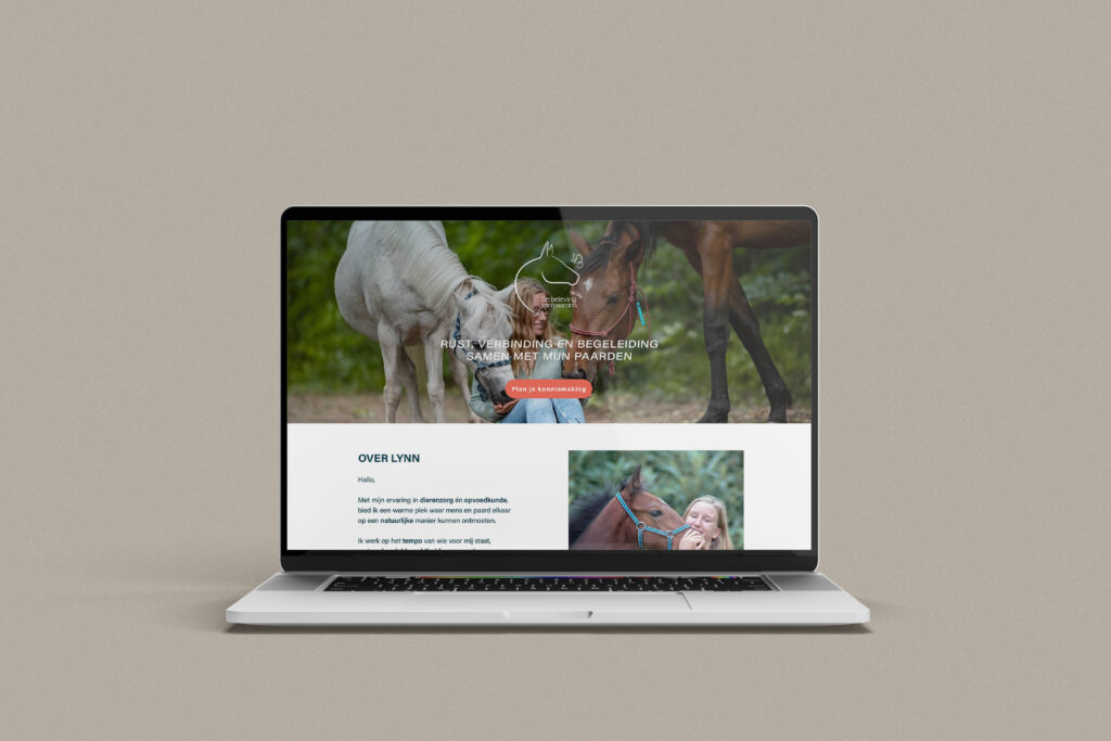Laptop met de website van De beleving van paarden bij Lynn, met de hero-sectie en het gedeelte Over Lynn.
