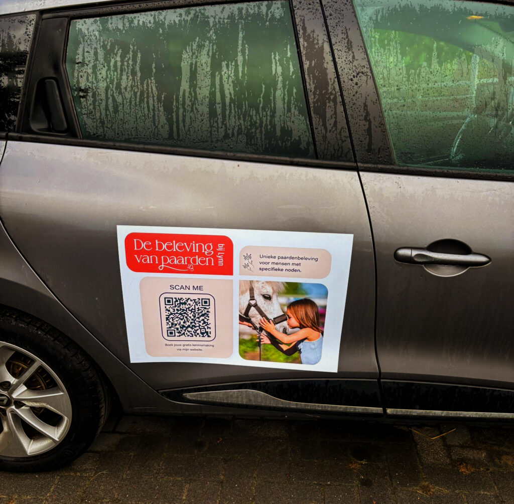 Autosticker voor De beleving van paarden bij Lynn, met QR-code en een foto van een kind bij een pony.
