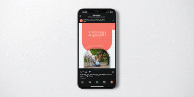 Smartphone met een Instagrampost van De beleving van paarden bij Lynn, met de tekst 'Hallo, ken je mij al?' en een foto van Lynn bij twee paarden.
